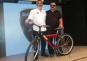 Bay Tahmin ekibi, Mobil Delvac’ın 90’ıncı yaşını Kayseri’de kamyoncularla kutladı